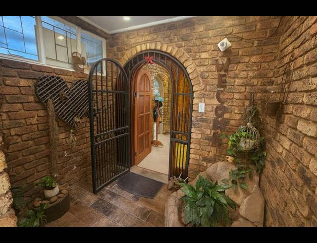 5 BEDROOM HOUSE FOR SALE IN WATERKLOOF GLEN